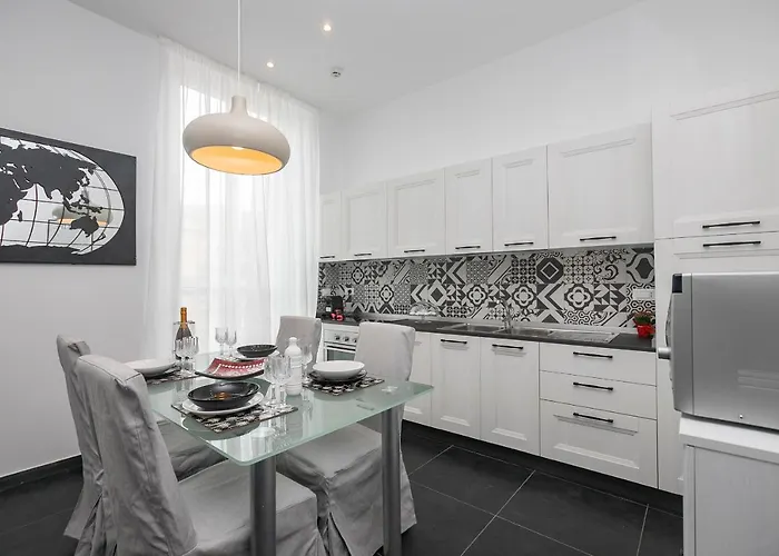 아파트 Real Italian Estate - Luxury Black&white 제노바