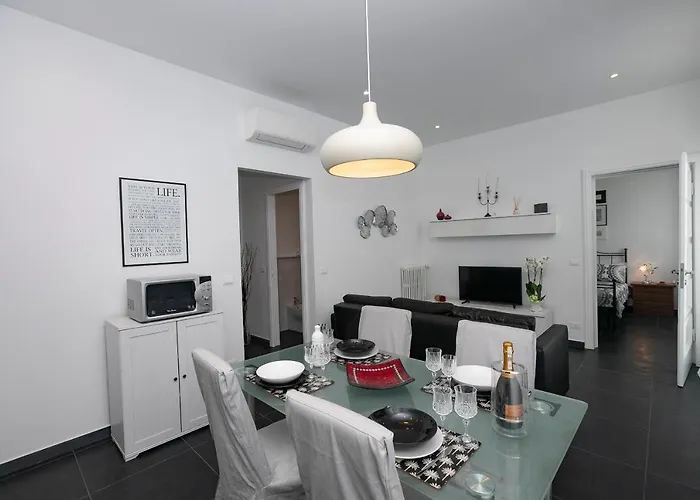 아파트 Real Italian Estate - Luxury Black&white *